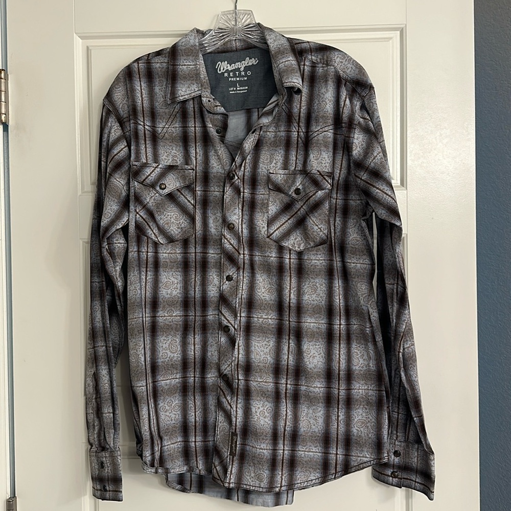 Men’s Wrangler button-down long sleeve shirt